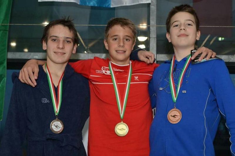 Валентин Чайков (в средата) гордо позира с поредния си златен медал