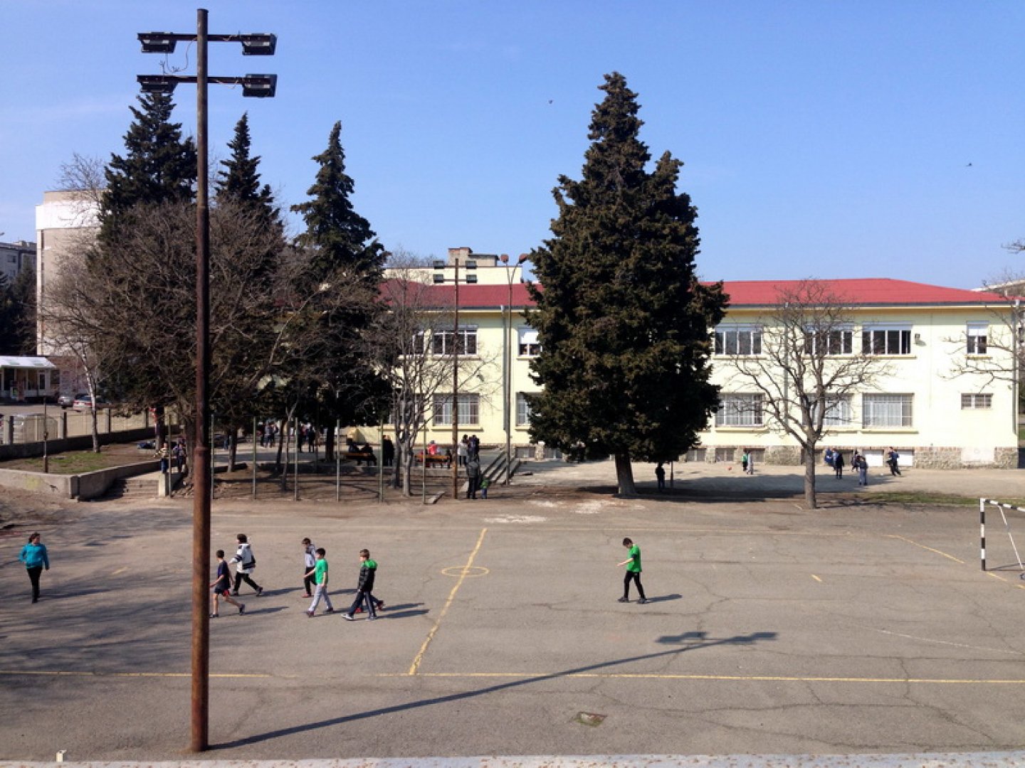 Деца от 1 до 4 клас в 13 области се връщат в клас, Бургас остана без тестове - E-Burgas.com