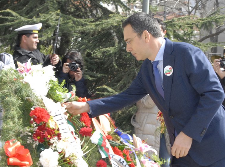 Кметът на Община Бургас поднася цветя на  Паметника на руските освободители/ Снимка Татяна БАЙКУШЕВА