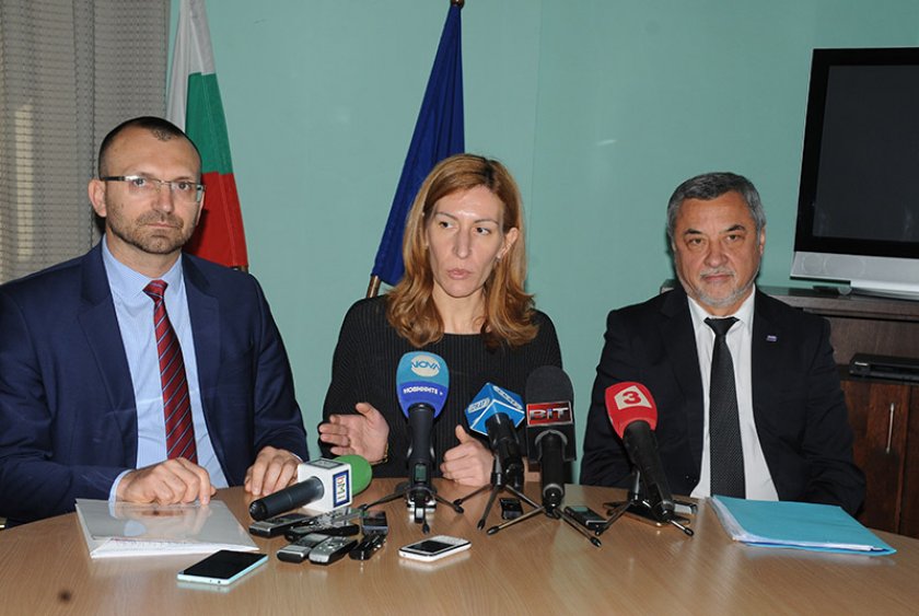 Вълчо Чолаков, Николина Ангелова и Валери Симеонов по време на пресконференцията в Бургас Снимка Татяна БАЙКУШЕВА