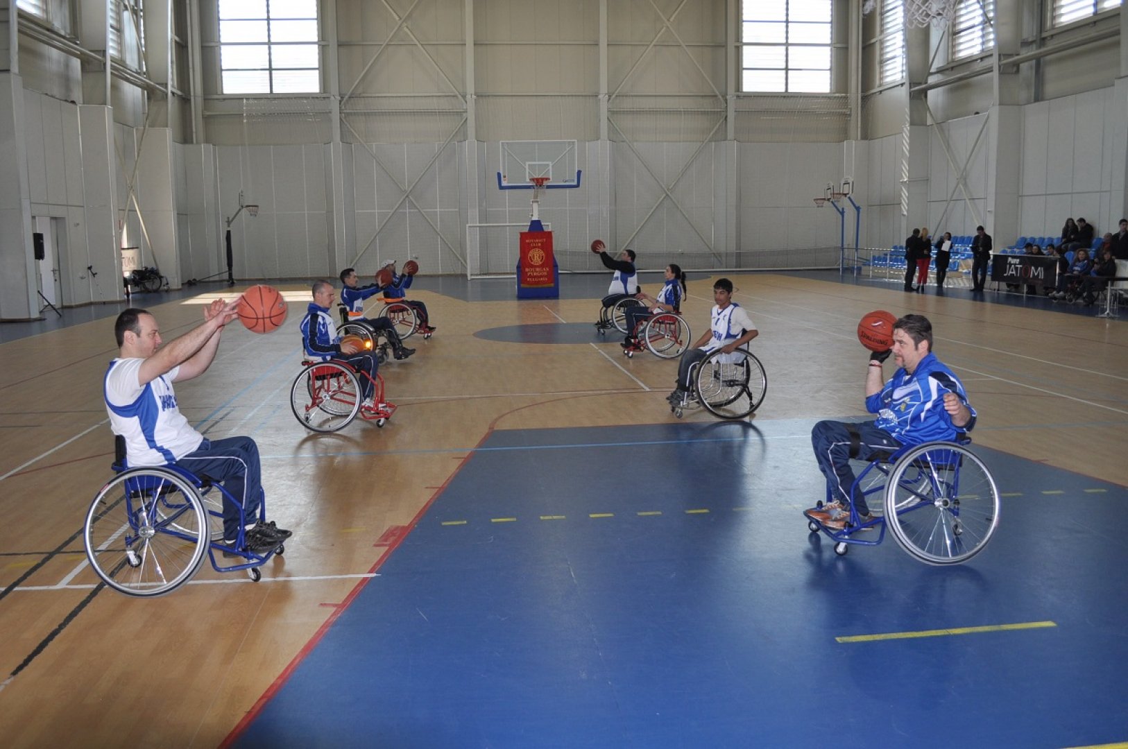 Хора в неравностойно положение играят баскетбол на колички в Бургас - E-Burgas.com