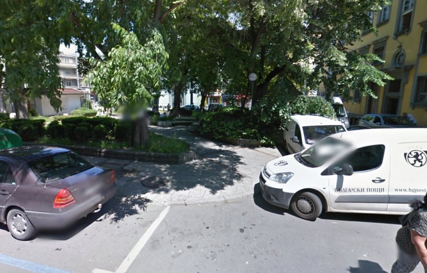 Градинката зад Старата поща е известна като сборище на наркомани, травестити, джебчии и др. Снимка: Google maps
