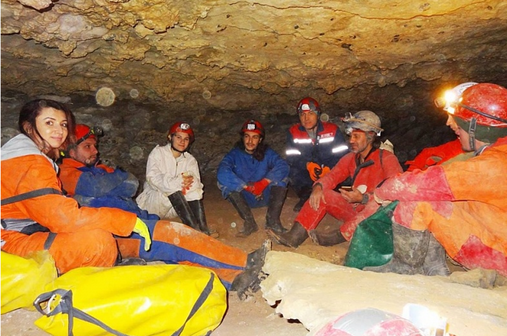 Млади катерачи от Бургас и Айтос откриха неизвестна пещера в Родопите - E-Burgas.com