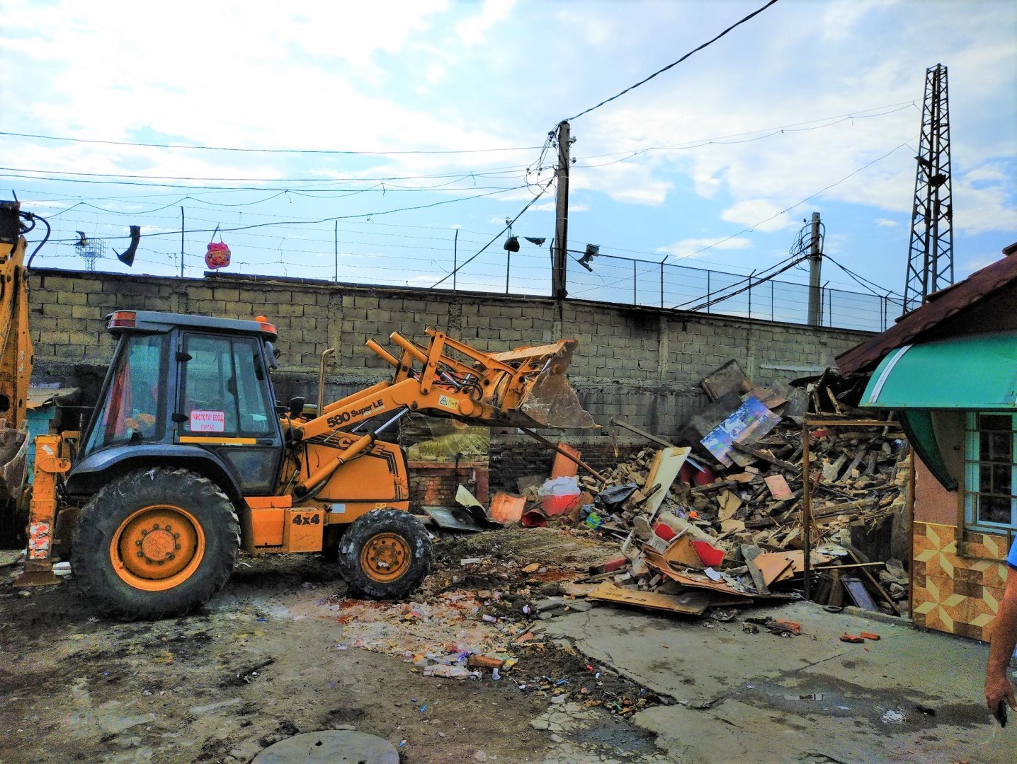 Общината премахна 20 незаконни постройки в кв. „Победа“ - E-Burgas.com