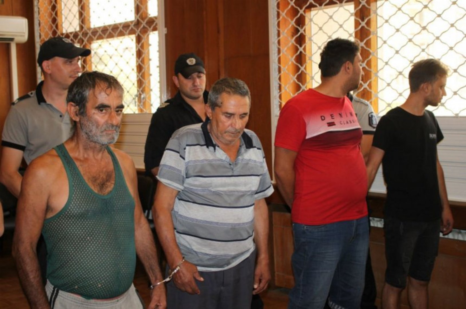 Aло-измамниците остават зад решеките, мулетата им под домашен арест - E-Burgas.com