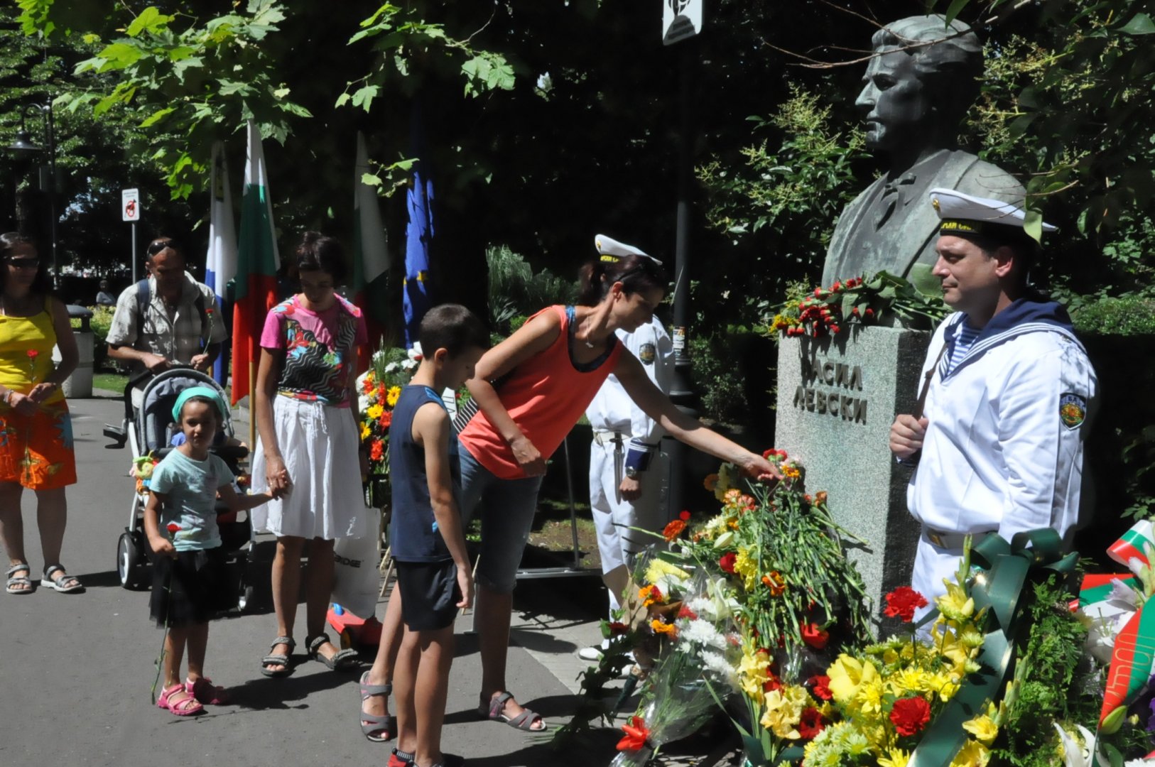 Бургазлии почетоха Апостола, венци и цветя отрупаха паметника му в Морската градина  - E-Burgas.com