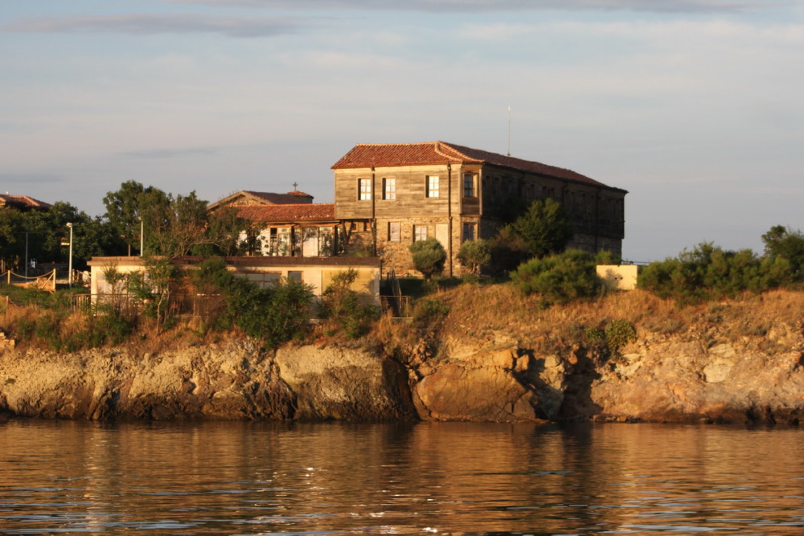 Дори с отлива на туристи: 10 000 души плавали до острова през юли  - E-Burgas.com