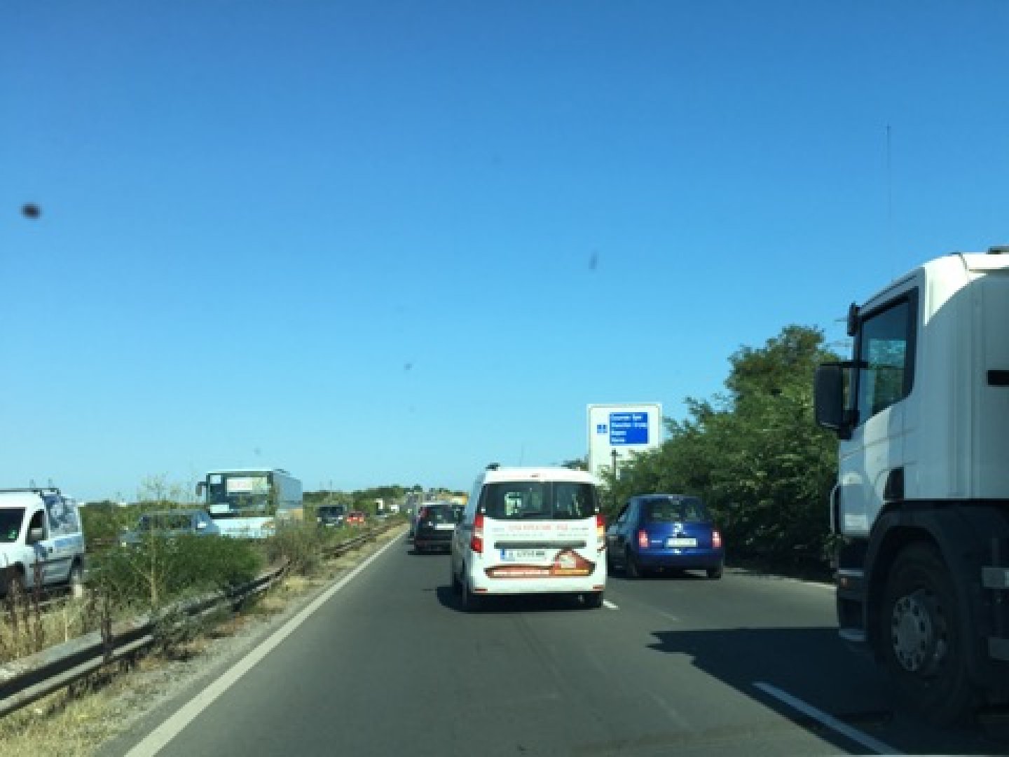 Катастрофирал микробус предизвика голямо задръстване на пътя за Сарафово  - E-Burgas.com