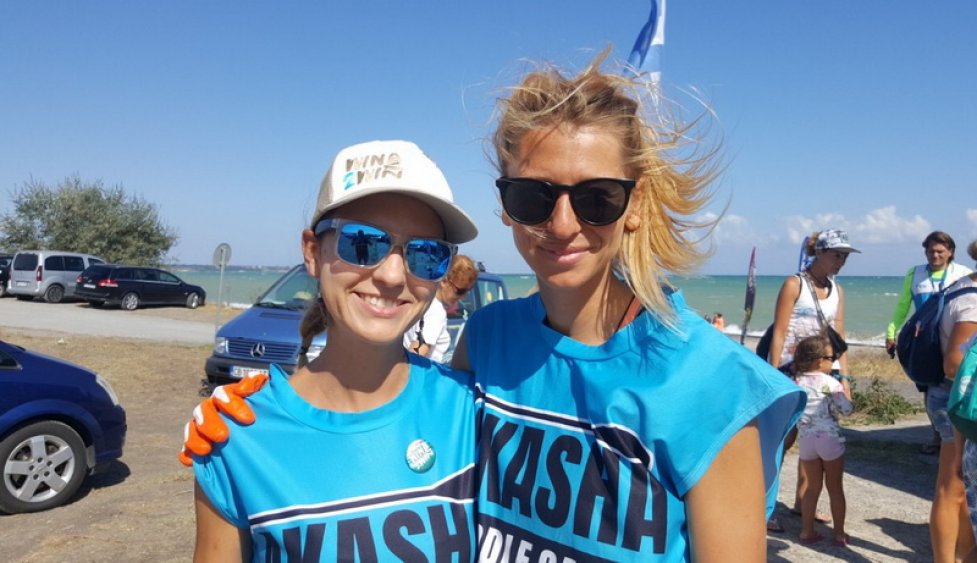 Мария (вляво) заедно с Илияна Стоилова, която прекоси цялото Черноморие със сърф