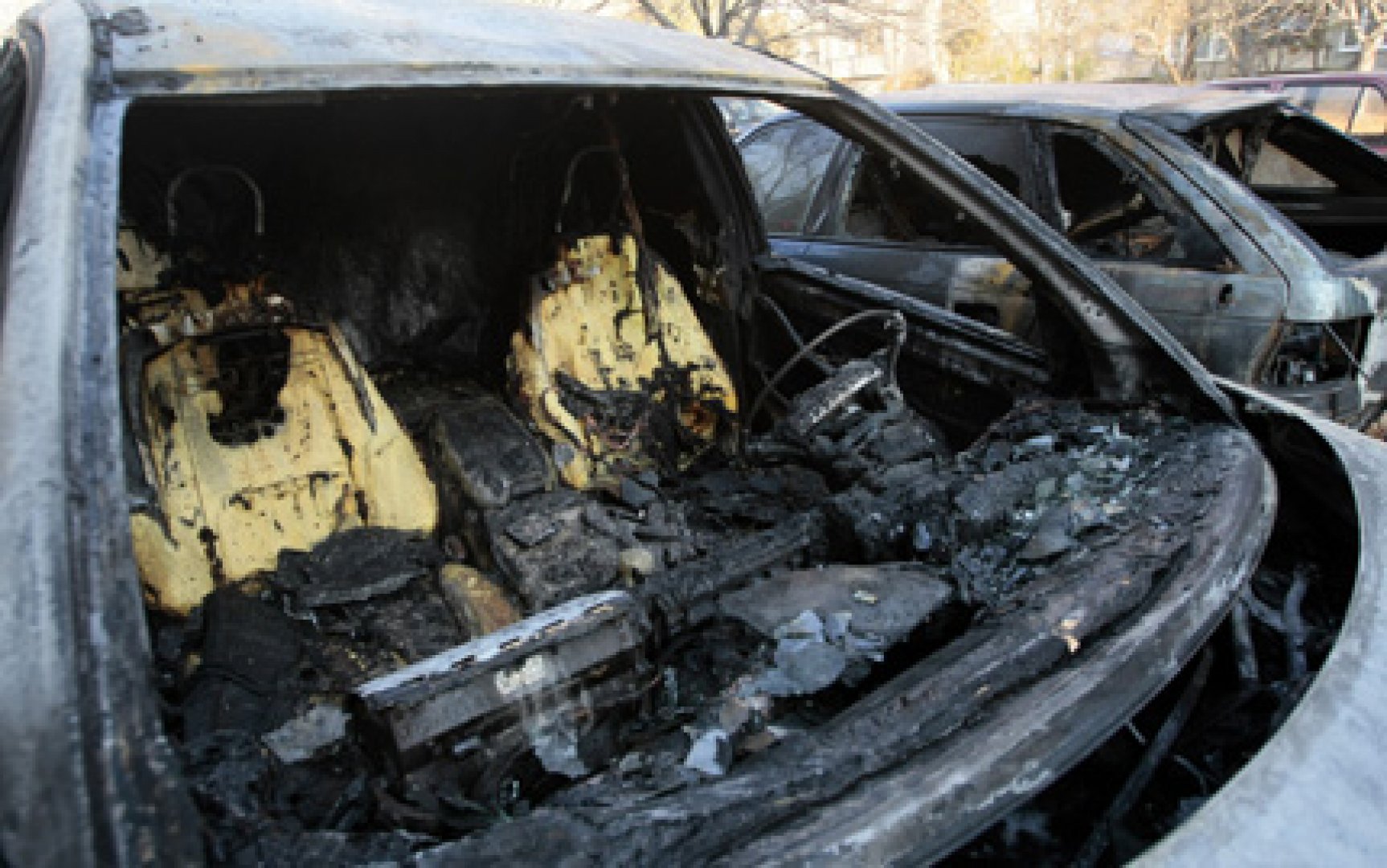 Психично болен пироман подпали три коли в Айтос  - E-Burgas.com