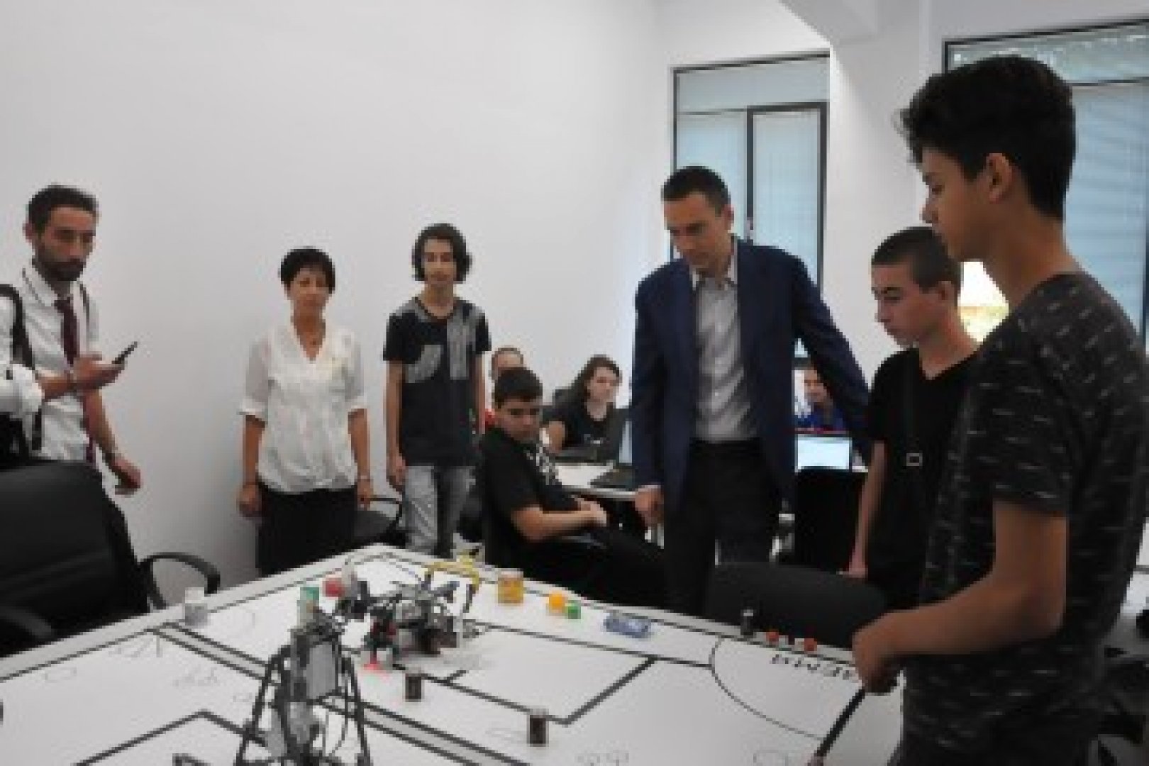 Кметът Димитър Николов посети новия и модерен корпус на Професионалната гимназия по електротехника „Константин Фотинов“ и се срещна с учителя Тео - E-Burgas.com
