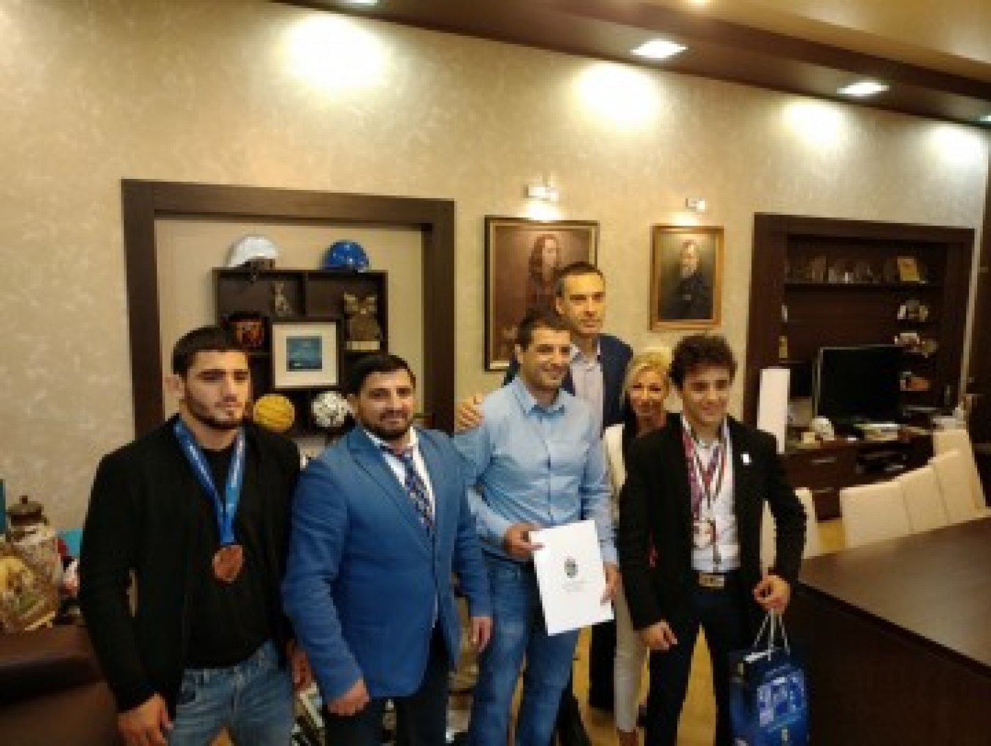  Кметът поздрави младия Едмонд Назарян за успешната му спортна година - E-Burgas.com