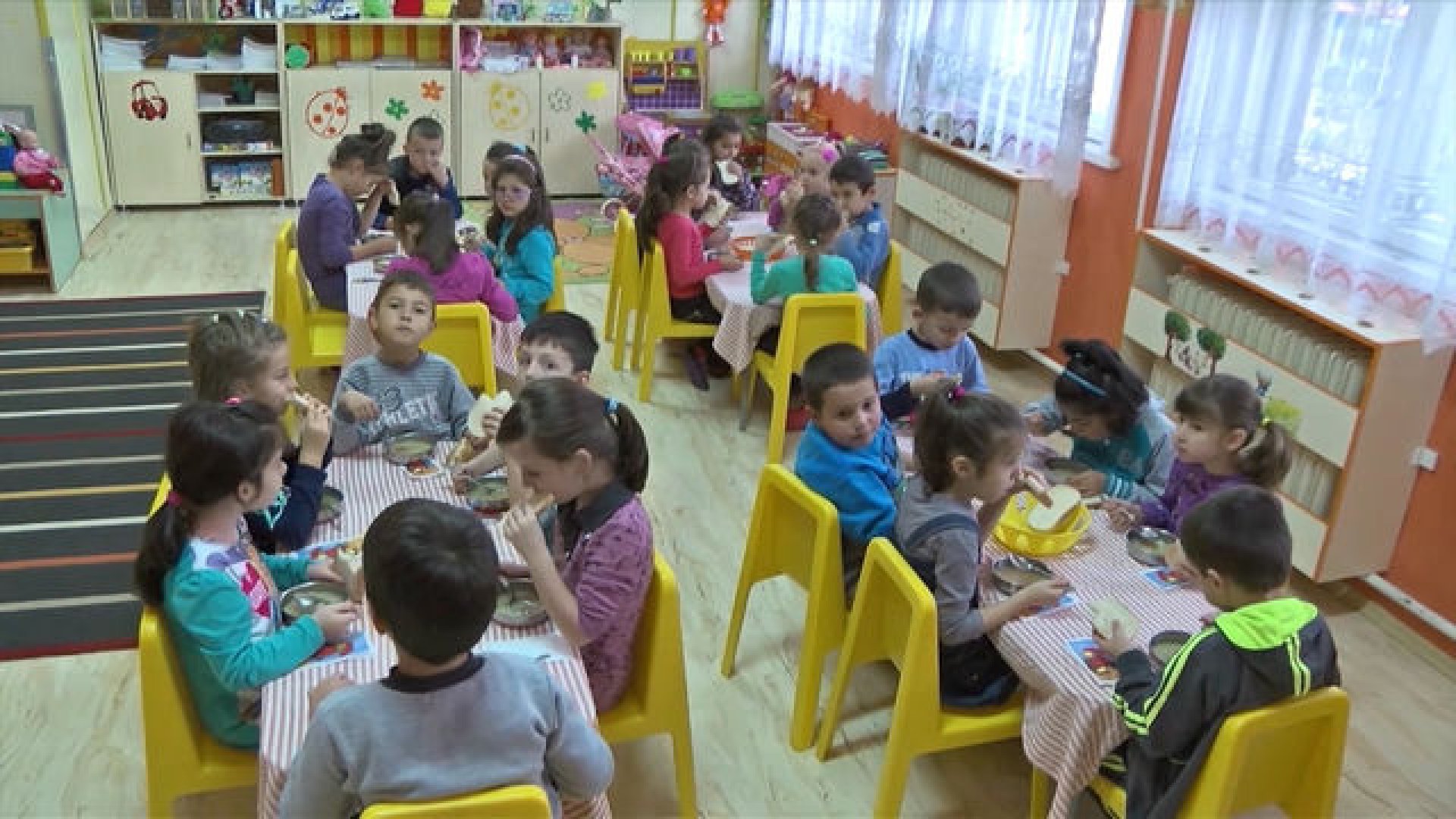 Иззеха бисквити, кренвирши и кашкавал след проверка на детските градини в страната - E-Burgas.com