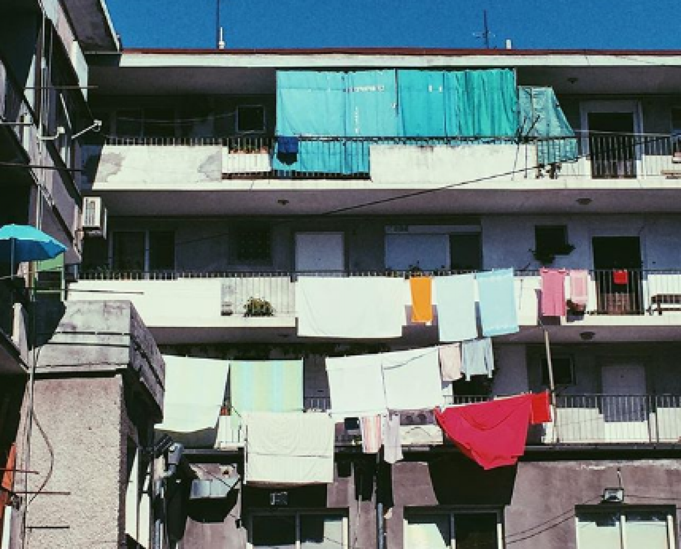 БГ навици: Залагаме на домашната ракия, прането на балкона и събуване пред вратата - E-Burgas.com