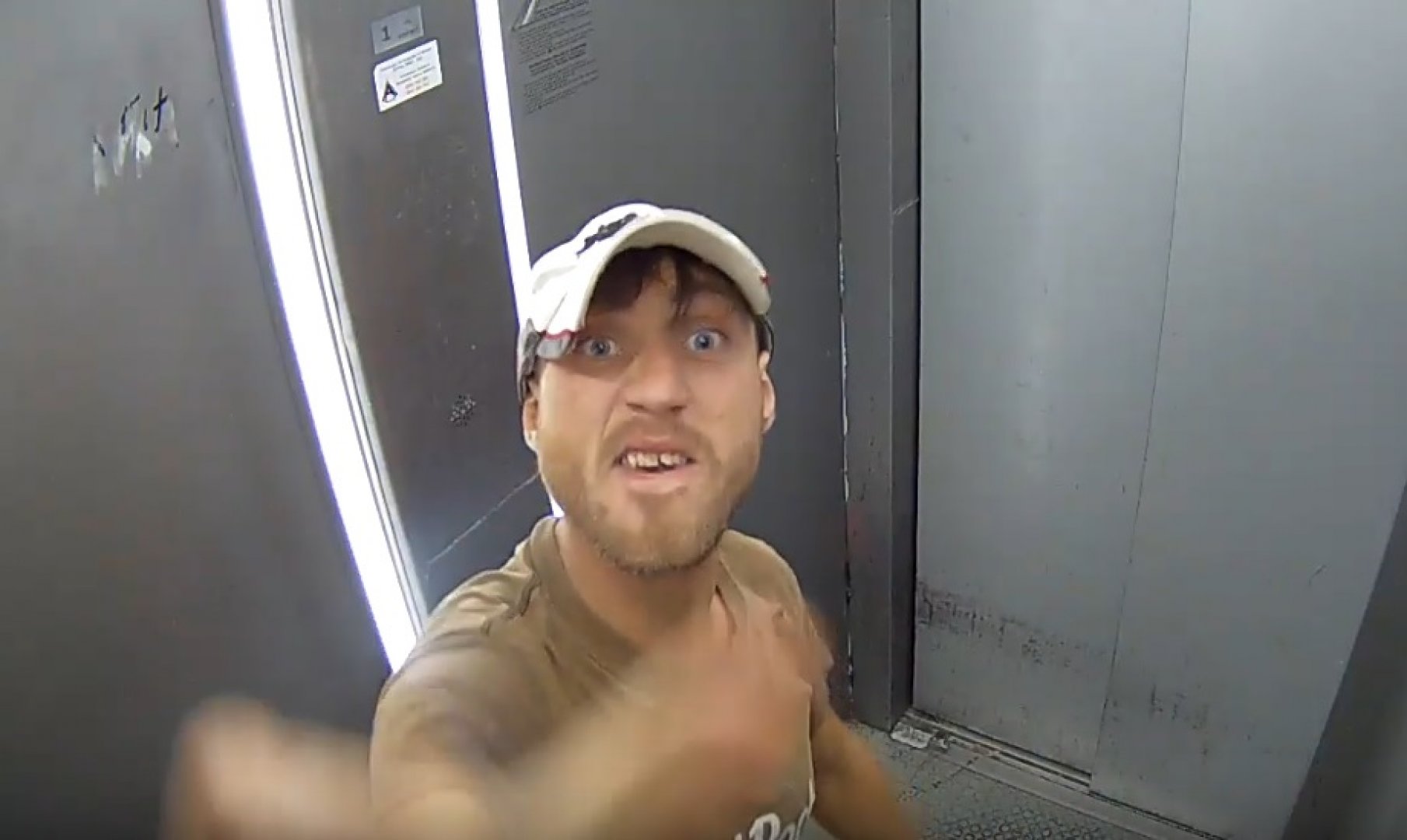 Отново вандалство в пасарелката! Подивял мъж буйства в асансьора (Видео) - E-Burgas.com