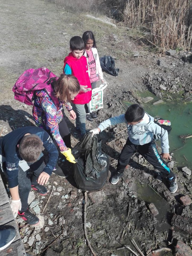 Ученици от Долно Езерово почистиха езерото Вая (Снимки) - E-Burgas.com