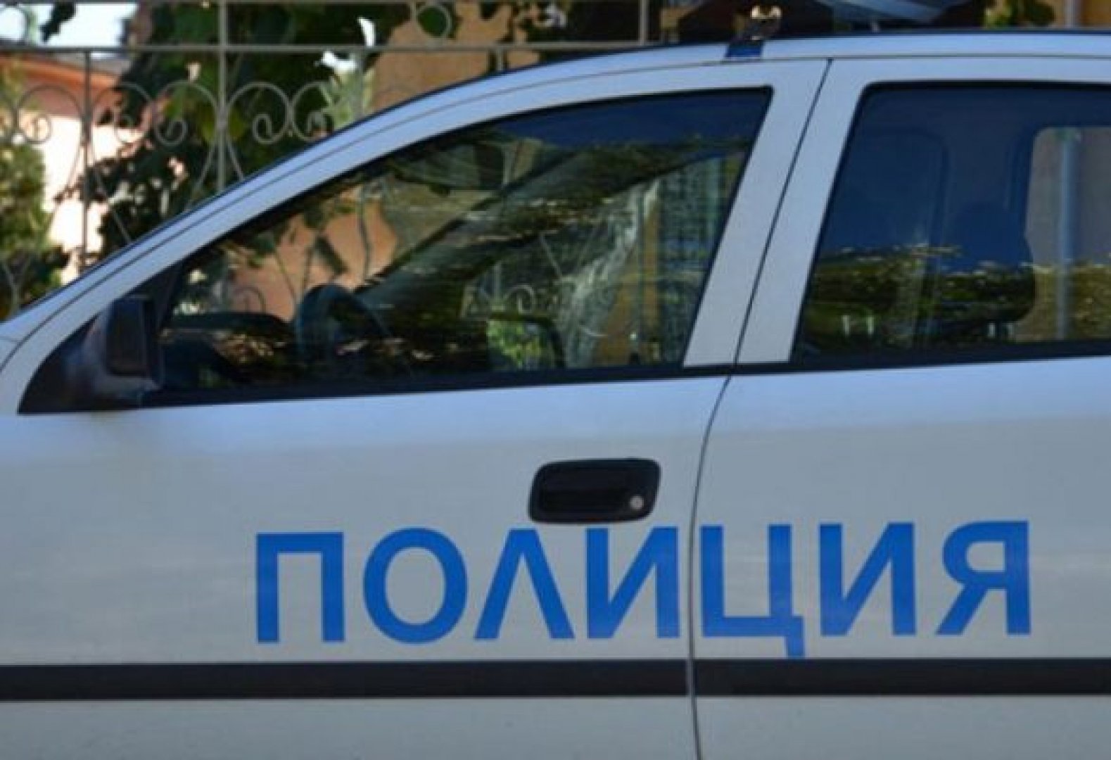 Психар тормози цял блок в Бургас, носи ножове и чупи автомобили - E-Burgas.com