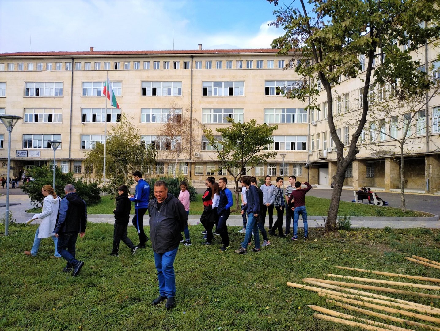 Засадиха 4 млади дръвчета в двора на ПМГ по инициатива на осмокласниците - E-Burgas.com