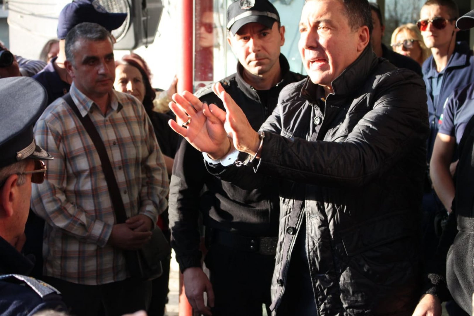 Изкараха с белезници кмета Николай Димитров след края на сесията, за да го върнат обратно в ареста (Снимки) - E-Burgas.com