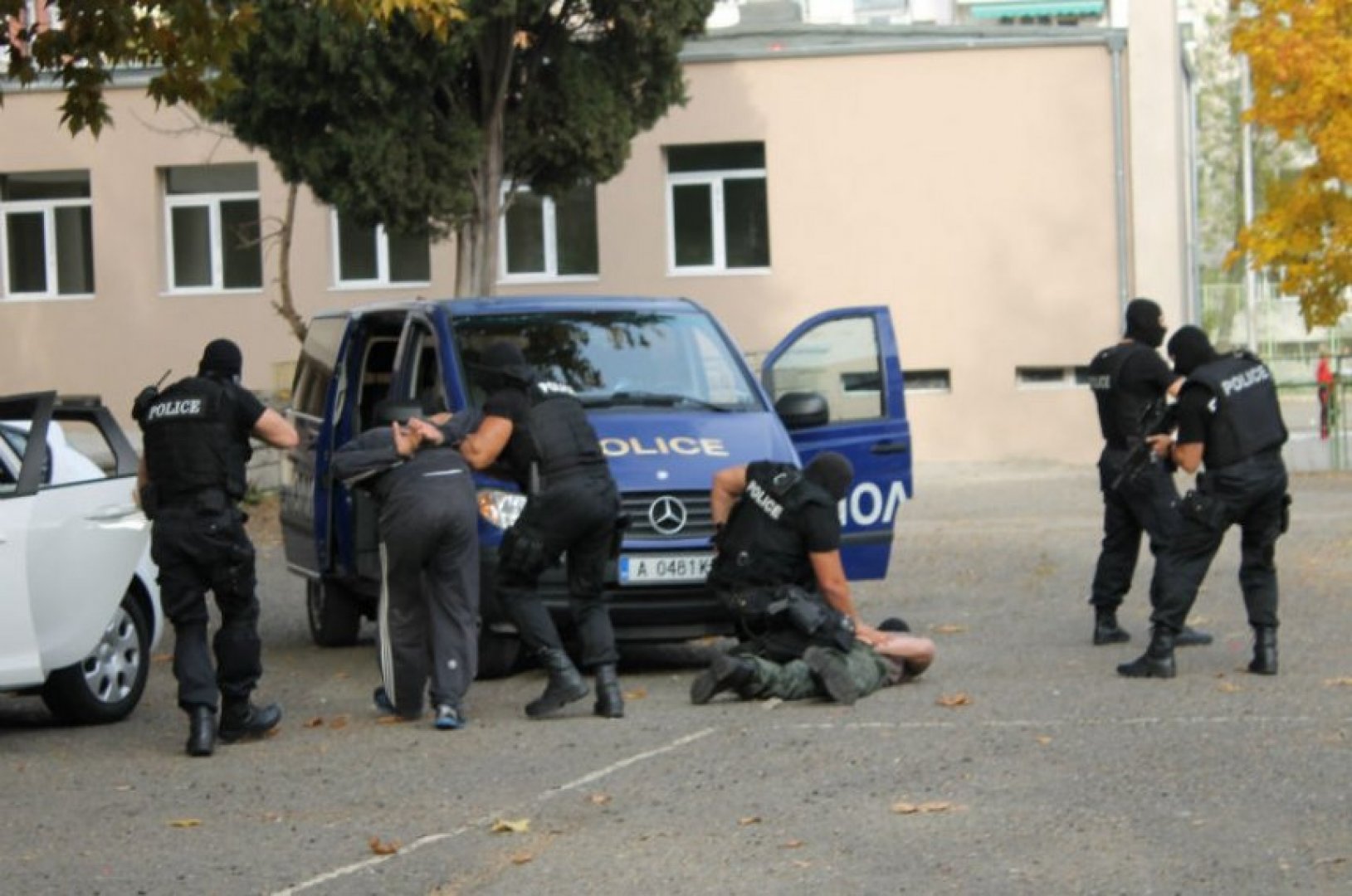 Задържаха сръбски шофьор и седем мигранти при поредно преследване в Бургас - E-Burgas.com
