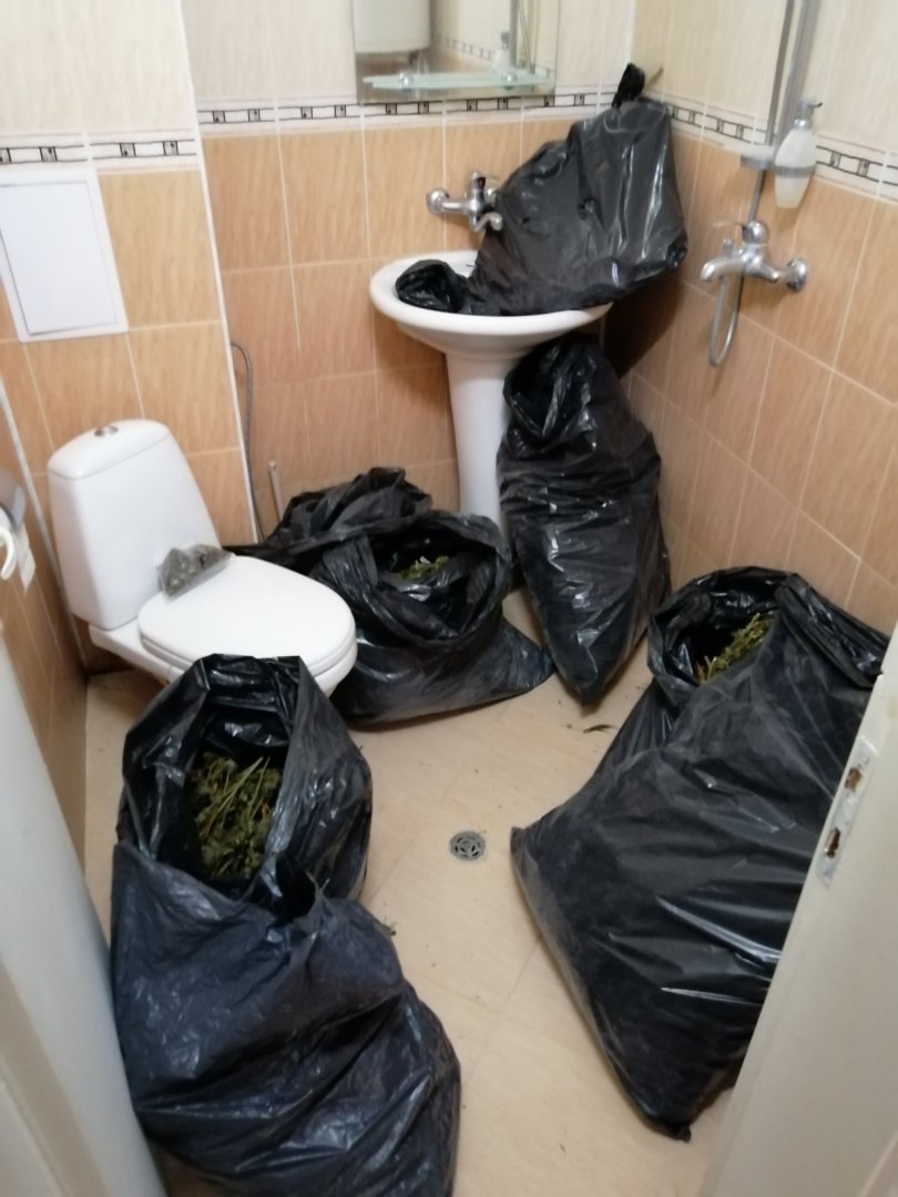 Ченгета се натъкнаха на чували с марихуана в апартамент в Поморие (Снимки) - E-Burgas.com