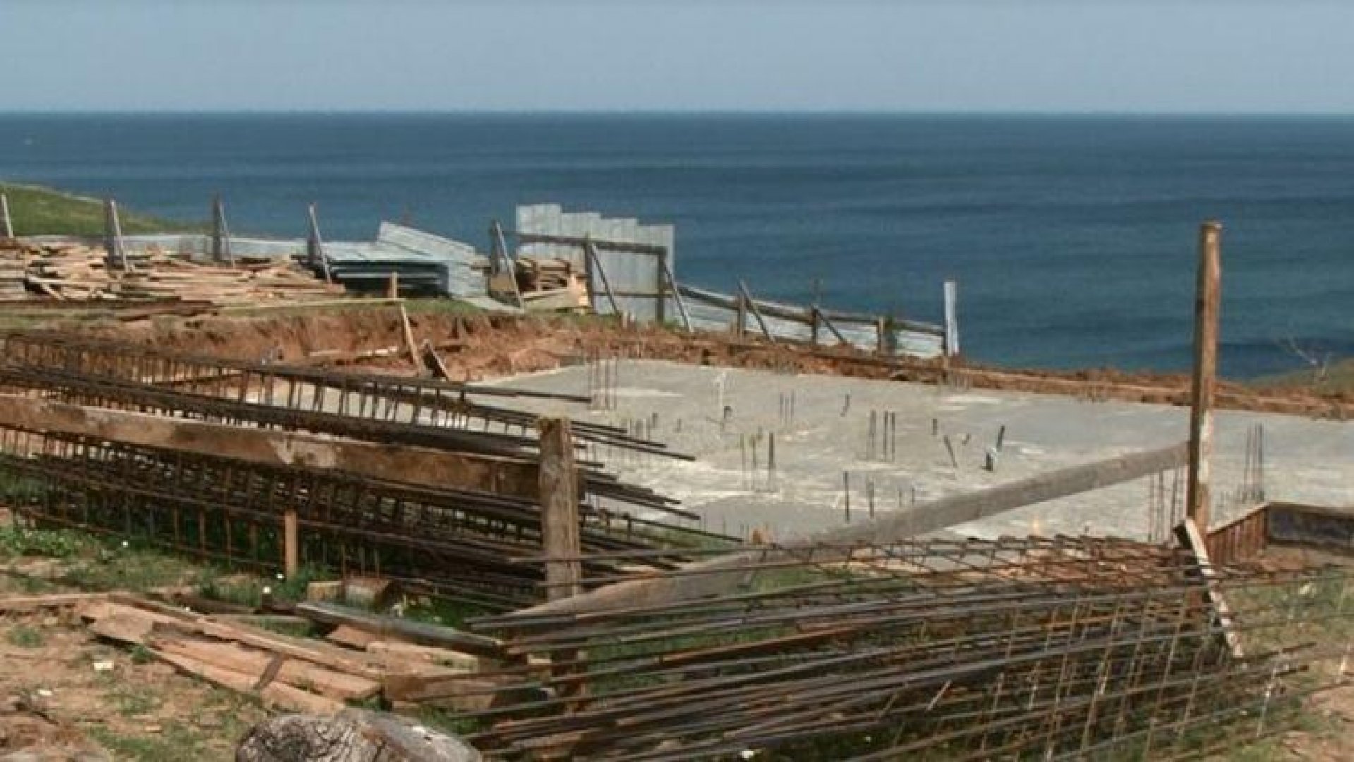 Нов скандален строеж: Издигат две вили на метри от скалите в Синеморец - E-Burgas.com