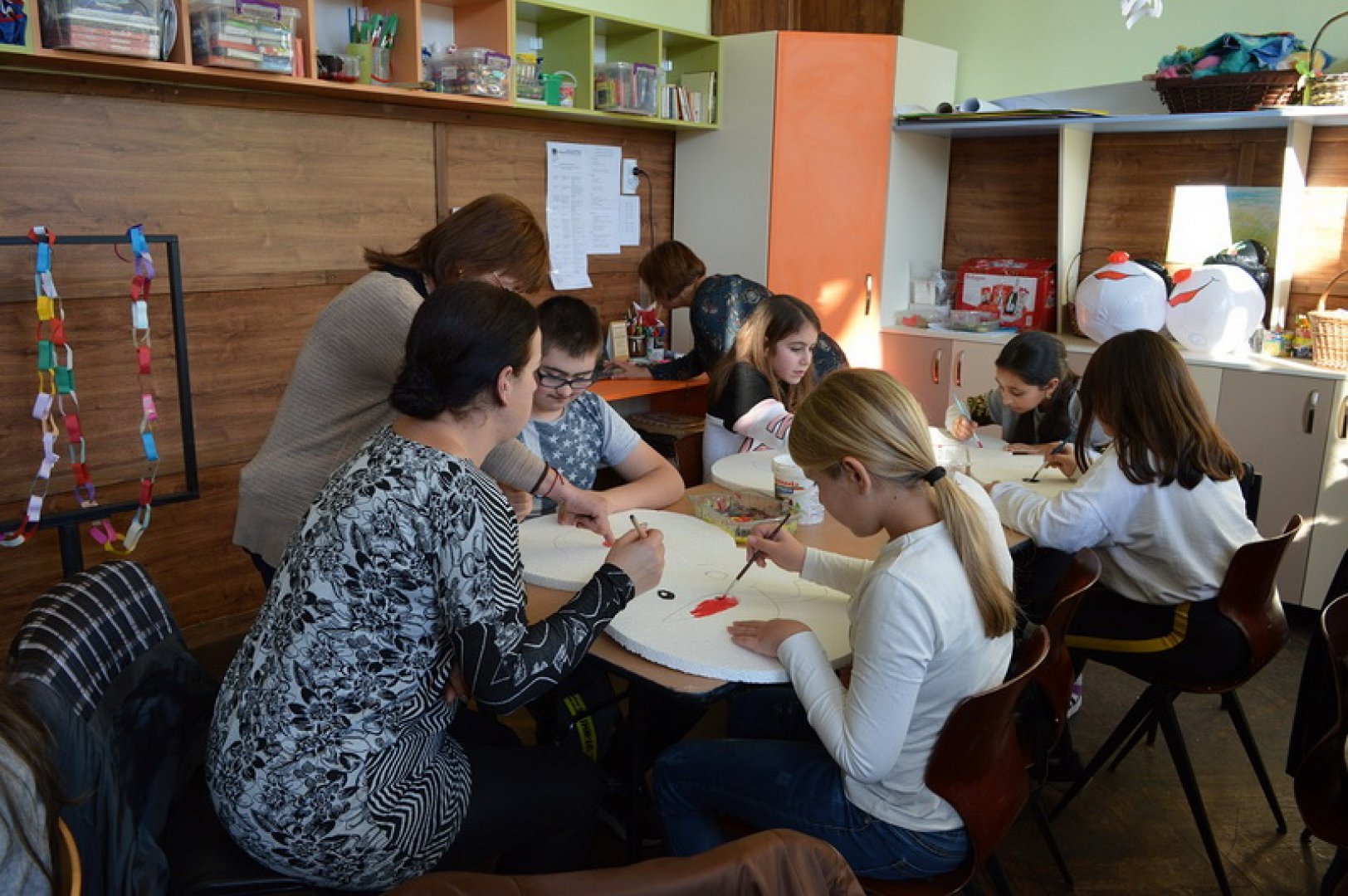 Ученици от Българово и деца със СОП си направиха коледна украса - E-Burgas.com