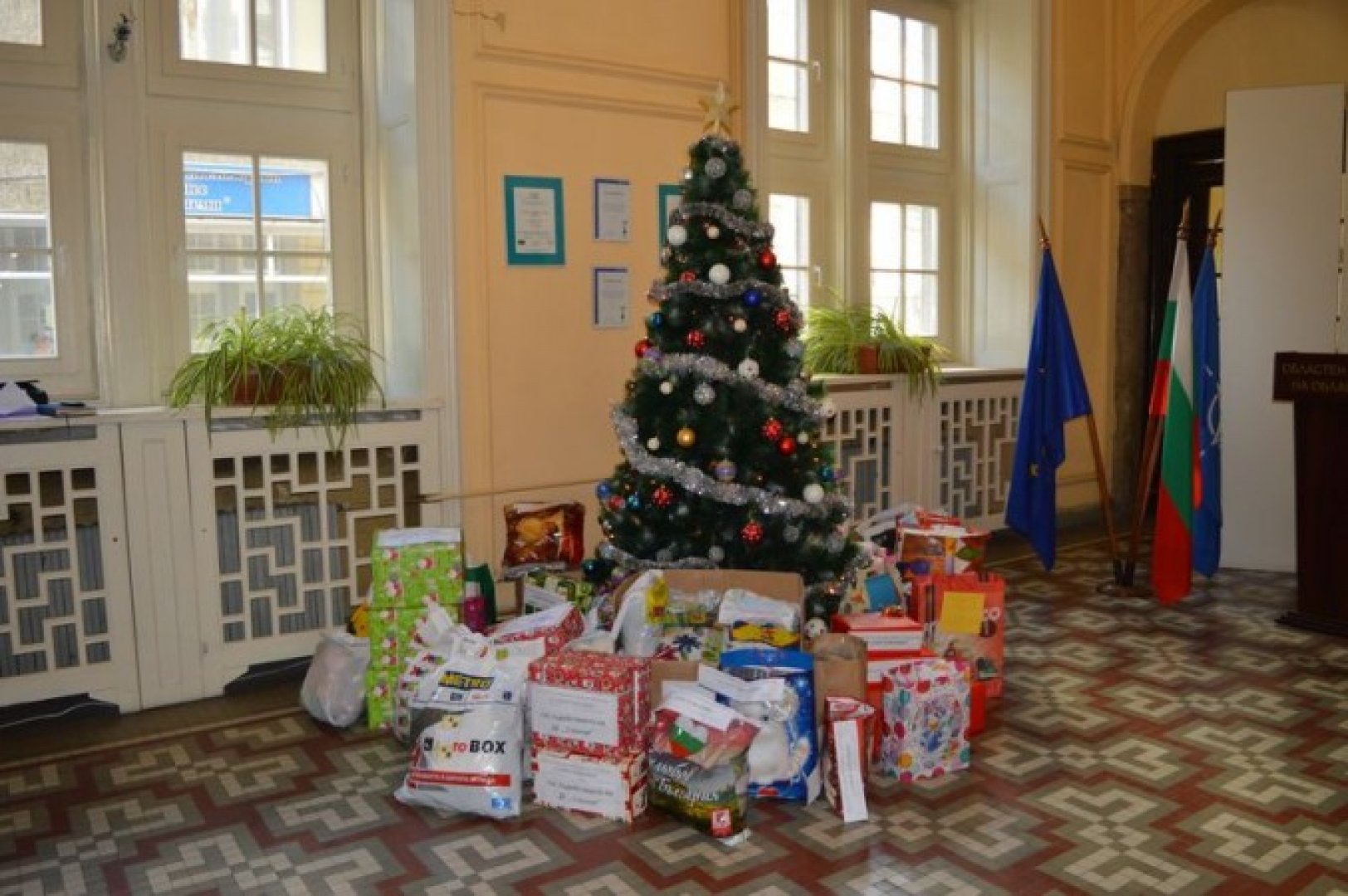 „Елха на доброто“ събира подаръци за деца в риск в Бургас  - E-Burgas.com