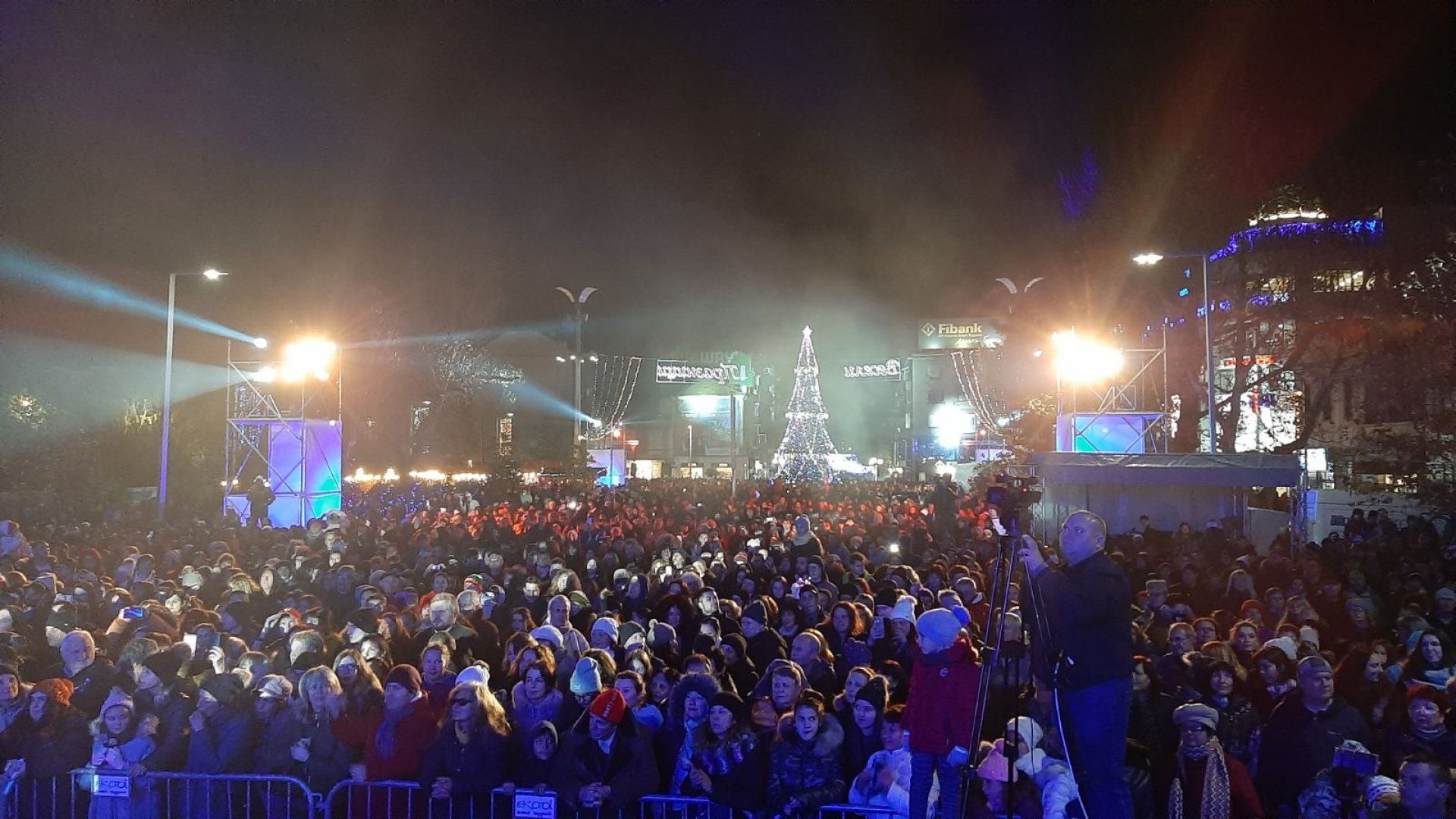 Грейна коледната елха в Бургас, хиляди пяха със Силвия Кацарова  - E-Burgas.com