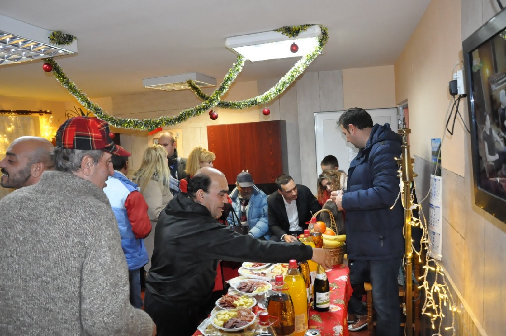Новогодишна трапеза и подаръци за бургаските бездомници - E-Burgas.com