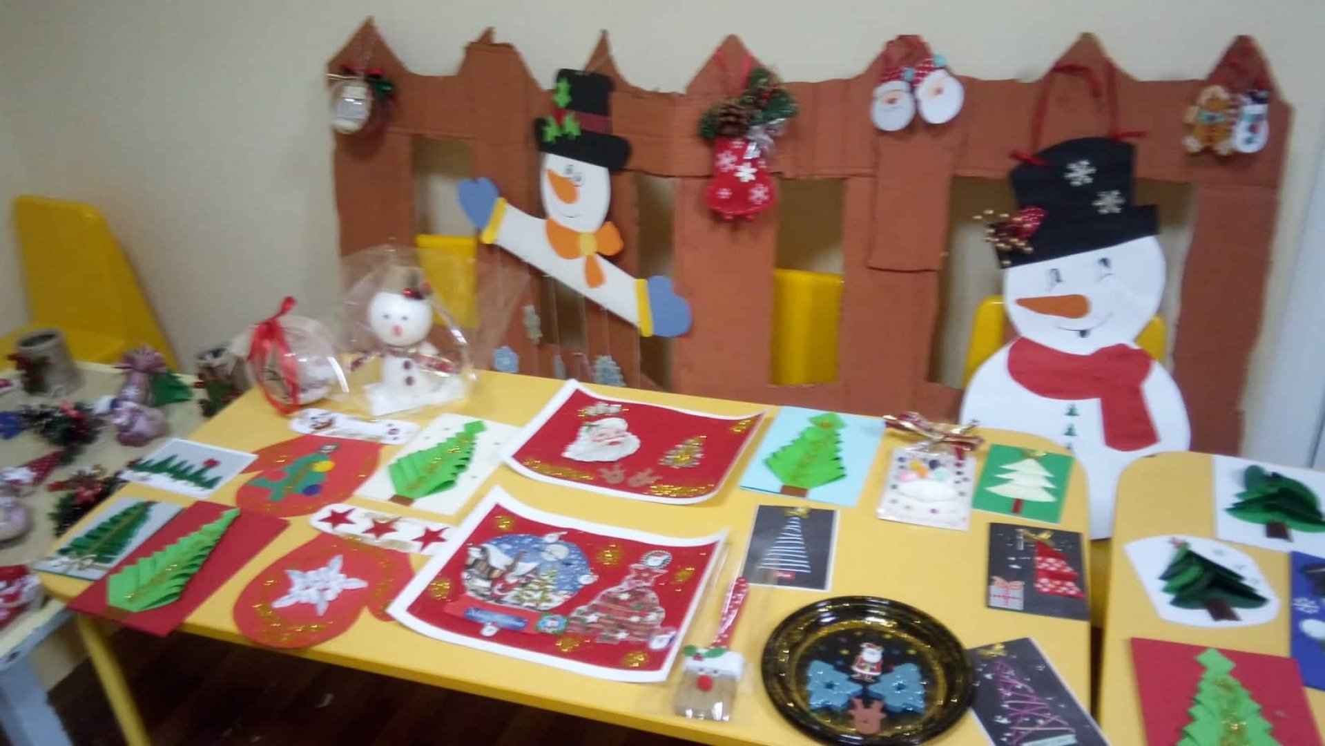 Деца изработиха коледни картички за дом за стари хора в Бургас - E-Burgas.com