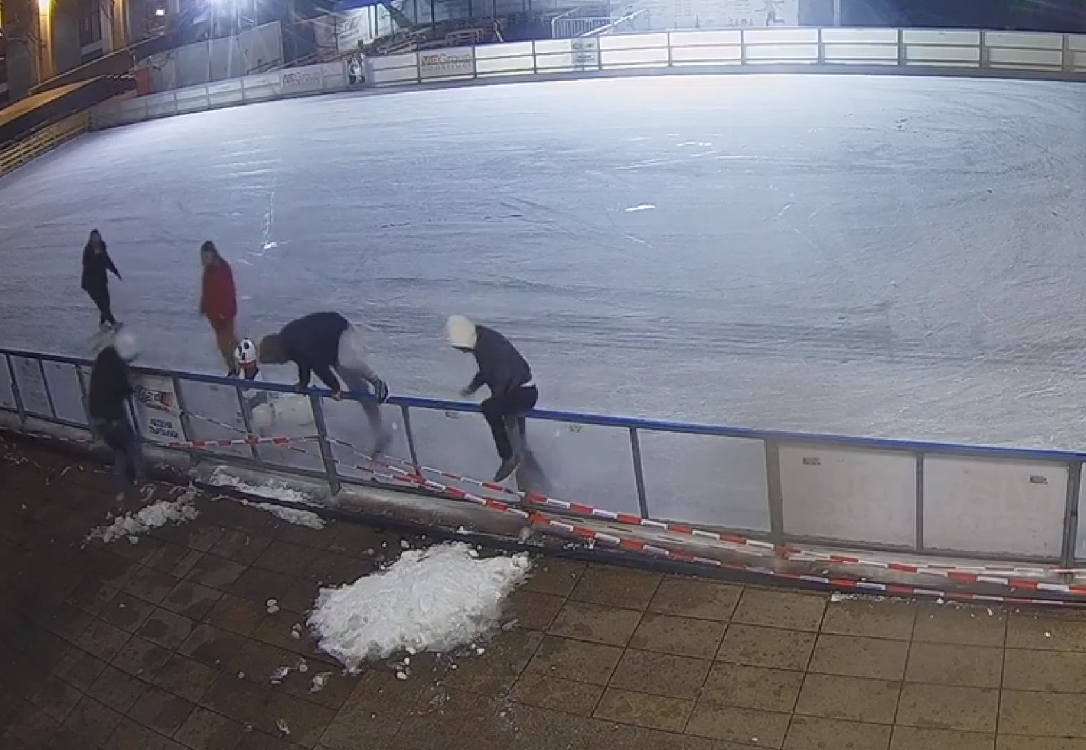 Тийнейджъри откраднаха оборудване от ледената пързалка в Бургас посред нощ (видео)  - E-Burgas.com