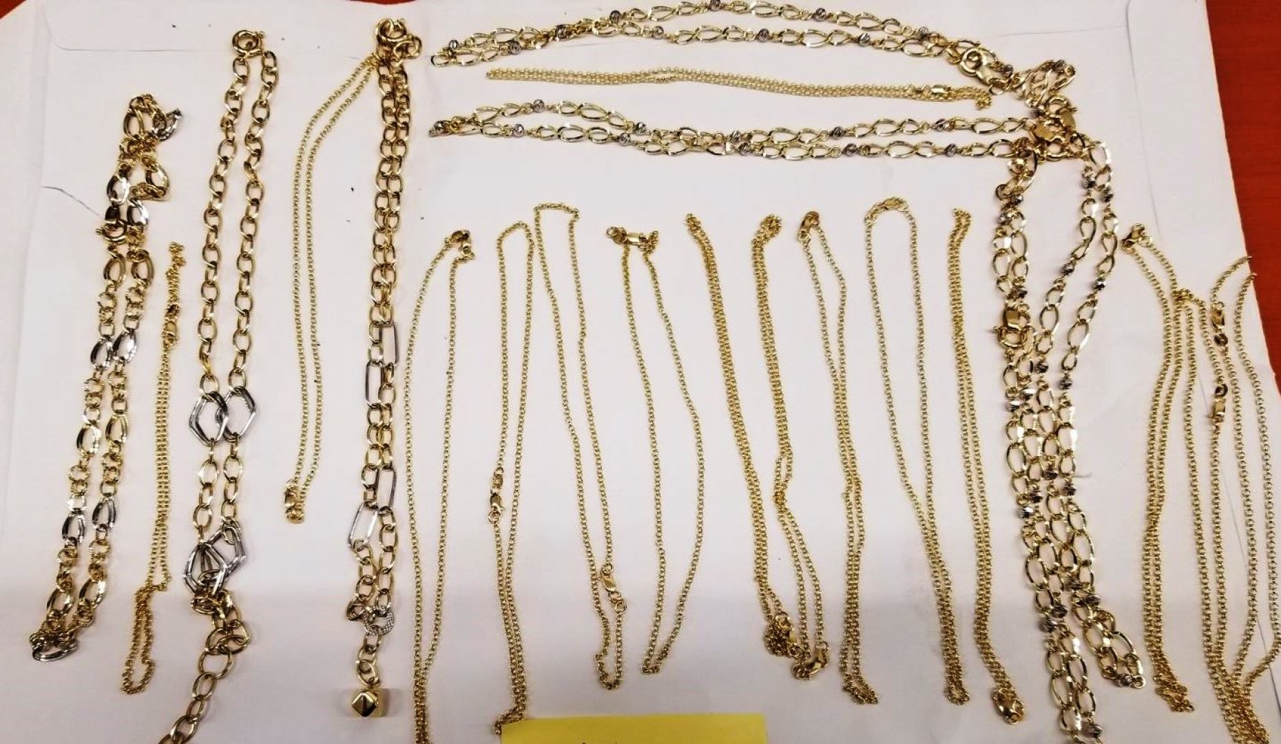 Златни и сребърни накити, в седалките на автобус, откриха митническите служители на МП Капитан Андреево - E-Burgas.com