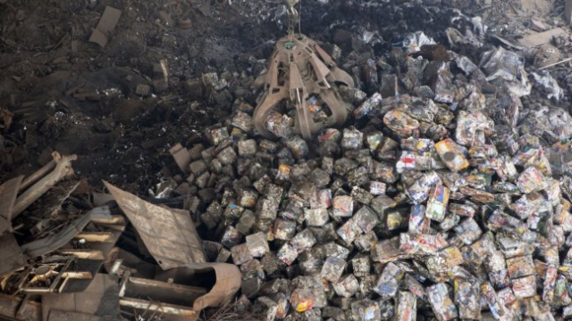 Прокуратурата подхвана незаконен внос на 20 контейнера незаконен боклук в БМФ „Порт-Бургас“ - E-Burgas.com