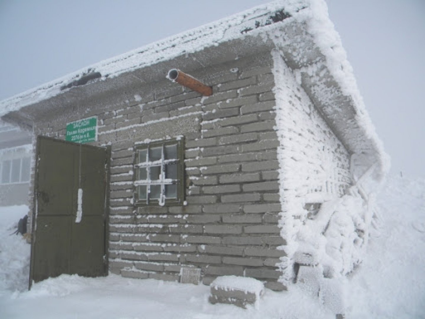Изграждат нови заслони по маршрута до връх Ботев - E-Burgas.com