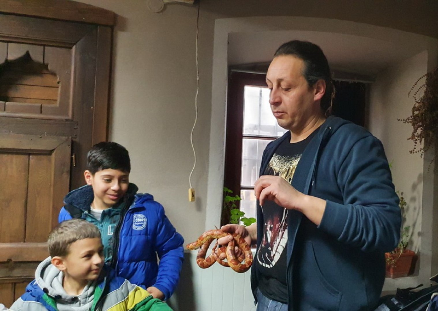 Популярен херпетолог предаде ценни знания за змиите на бургаски деца - E-Burgas.com