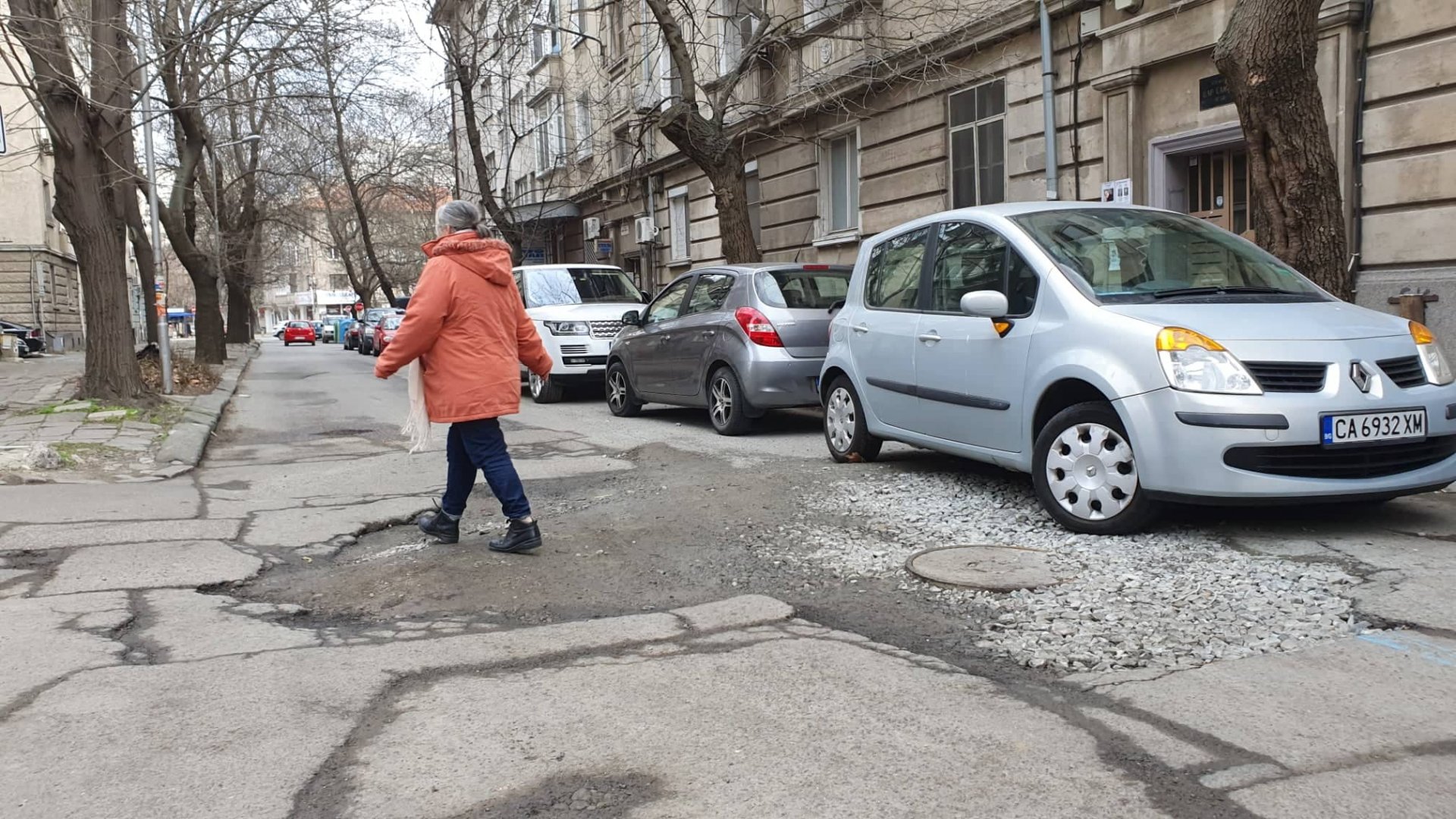 Огромна дупка троши коли в центъра на Бургас  - E-Burgas.com