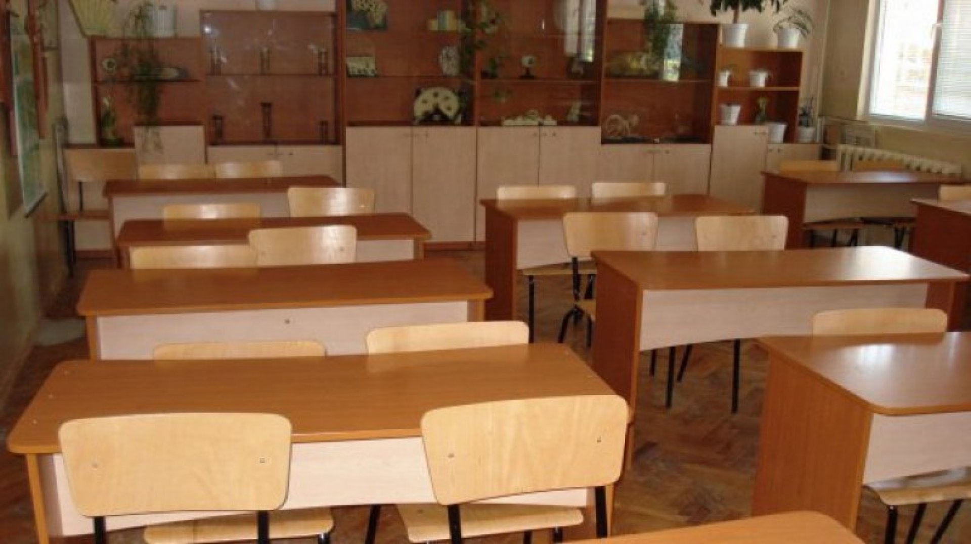В колона по един: Учителка накара цял клас да заплюе съученик - E-Burgas.com