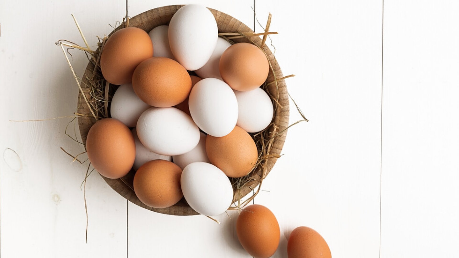 Защо трябва да купуваме бели яйца? - E-Burgas.com