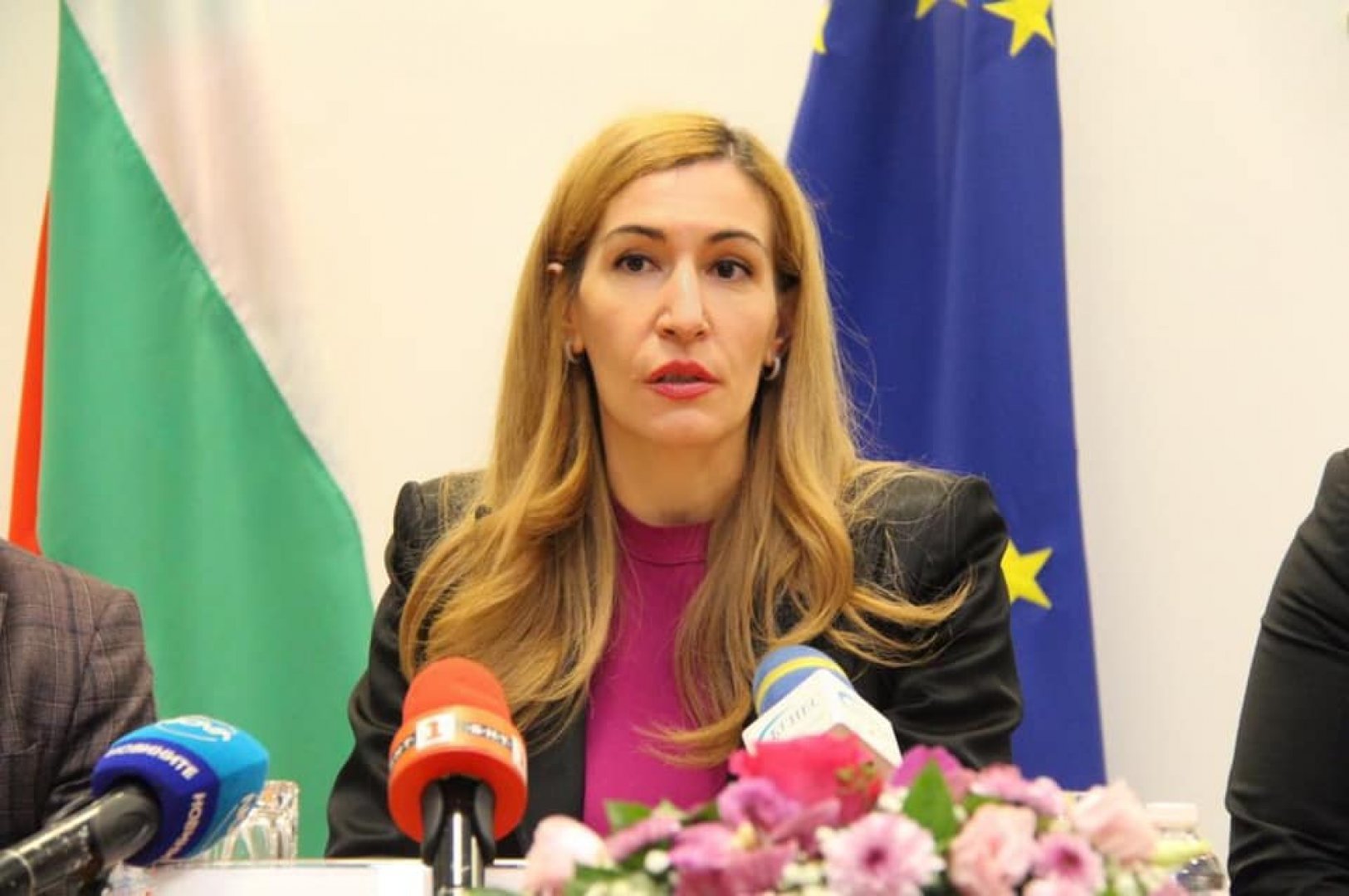 Министър Ангелкова: Туризмът е в тежка ситуация - E-Burgas.com