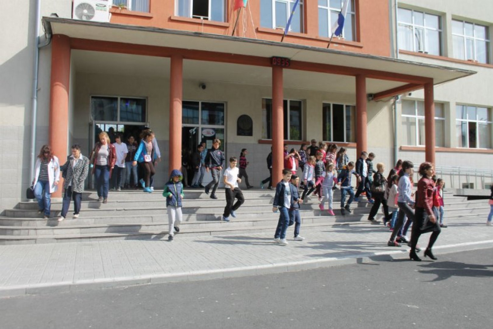 78 училища от област Бургас дариха хиляди за борбата срещу Covid-19 - E-Burgas.com