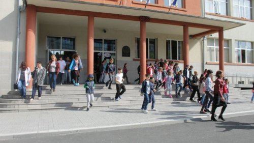 Ето как учениците от Търговската гимназия поздравиха бургаските медици (Видео) - E-Burgas.com