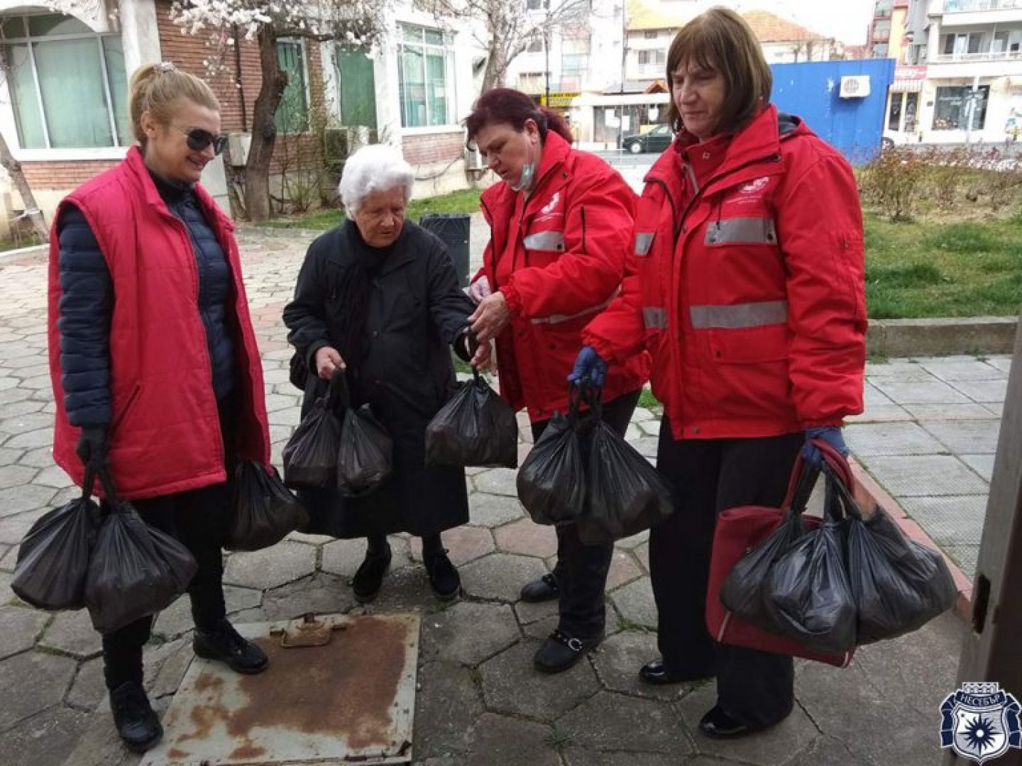 Доброволци от БЧК-Несебър разнесоха храна на нуждеаещи се  - E-Burgas.com