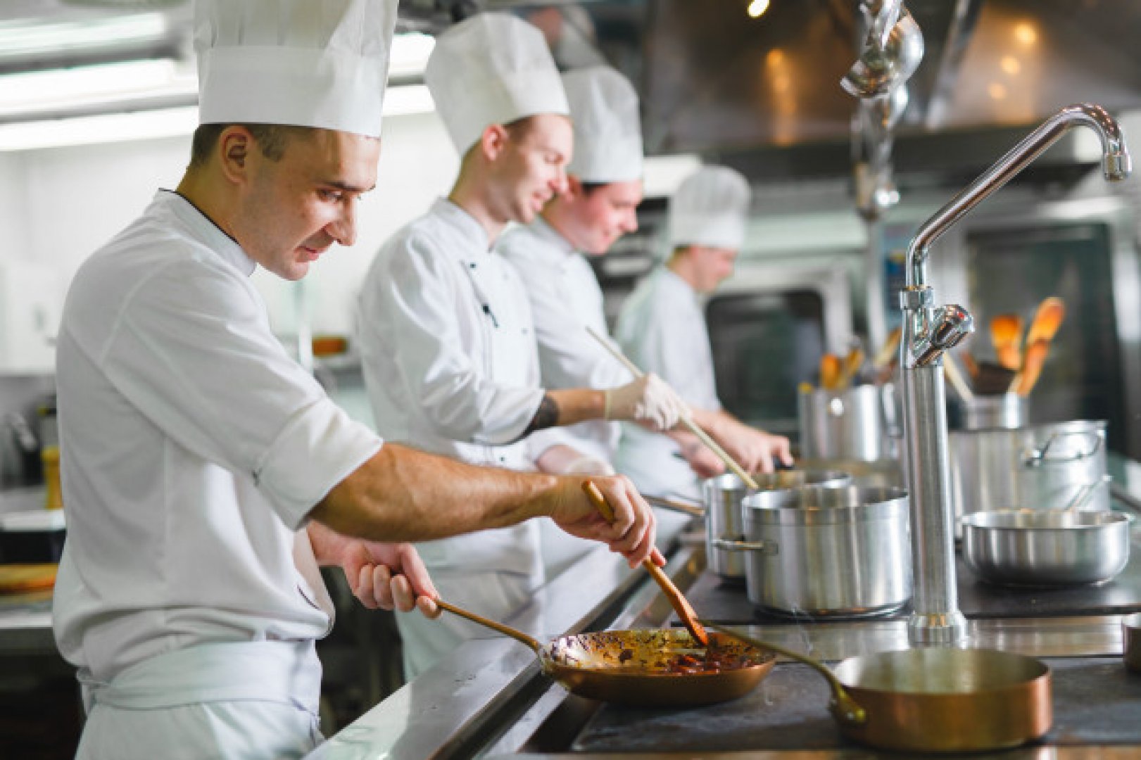 Прогноза: 200 хил. души от ресторанти и хотели остават без работа  - E-Burgas.com