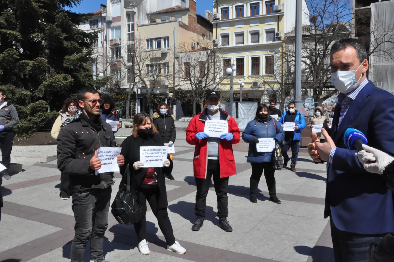 Младежи се събраха на протест пред общината, кметът: Не бива сега и по този начин! - E-Burgas.com