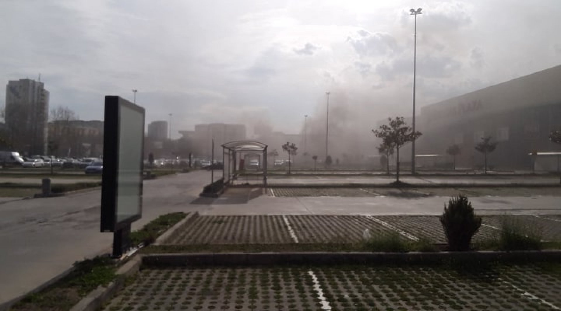 Черни облаци дим се извисиха над Бургас, огромен пожар вилнее в 