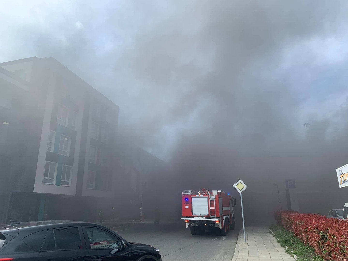 Четири пожарни се борят с пламъците в „Изгрев“, техниката в магазина е изгоряла - E-Burgas.com