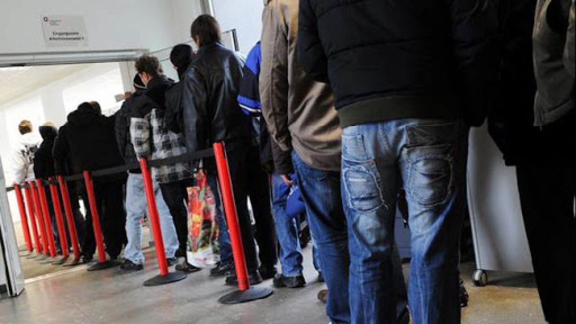 Близо 18 000 души останаха без работа заради извънредното положение  - E-Burgas.com