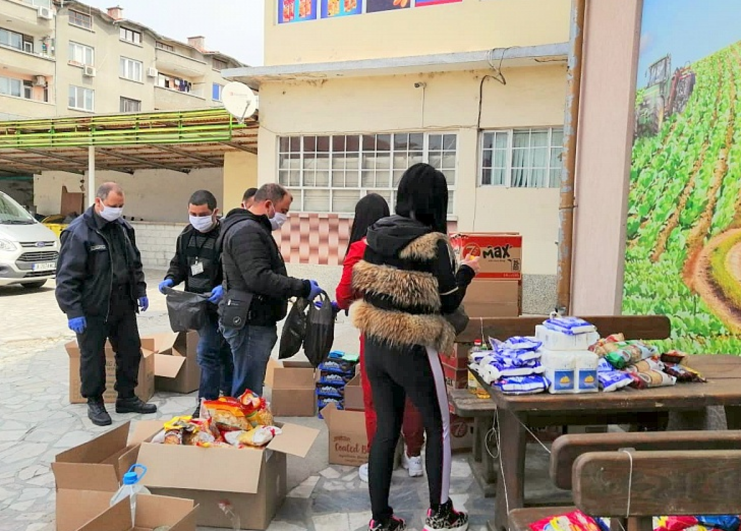 В Айтос раздадоха мляко и козунаци на нуждаещите се преди Великден  - E-Burgas.com
