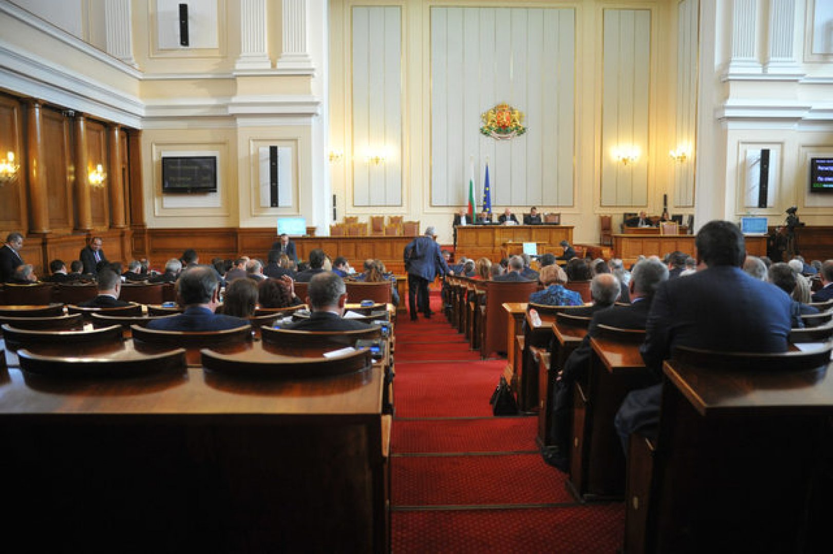 Депутати даряват 1/3 от заплатите си за борба с икономическата криза - E-Burgas.com